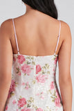 Bodycon jasnoróżowa sukienka z cekinami i kokardą