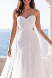 Sweetheart Cut Out Ivory A Line Sweep Train Beach Wedding Dress z peleryną