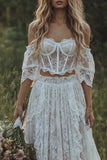 Korset z koronką z odsłoniętych ramion w kolorze kości słoniowej – suknia ślubna Boho