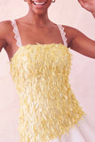 Różowa, dopasowana sukienka z falbanami i cekinami na balbany z koronkami na plecach