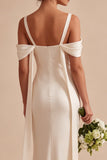 Delikatna szampanowa sukienka midi z marszczami na zimnych ramionach