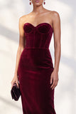 Bordowa sukienka aksamitna bez ramiączek z korsetem