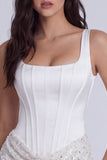 Bodycon gorset, cekiny, biała sukienka z kwadratowym dekoltem i sznurowaną na plecach