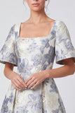 A-line Dusty Blue Jacquard Square Neck Kwiecista sukienka maxi z krótkim rękawem