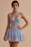 Krótka sukienka na homecoming w kroju A – niebieski przezroczysty gorset, kwiatowe falbanki i kołnierz