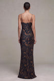 syrena z kapturem i długą suknią formalną w kwiaty