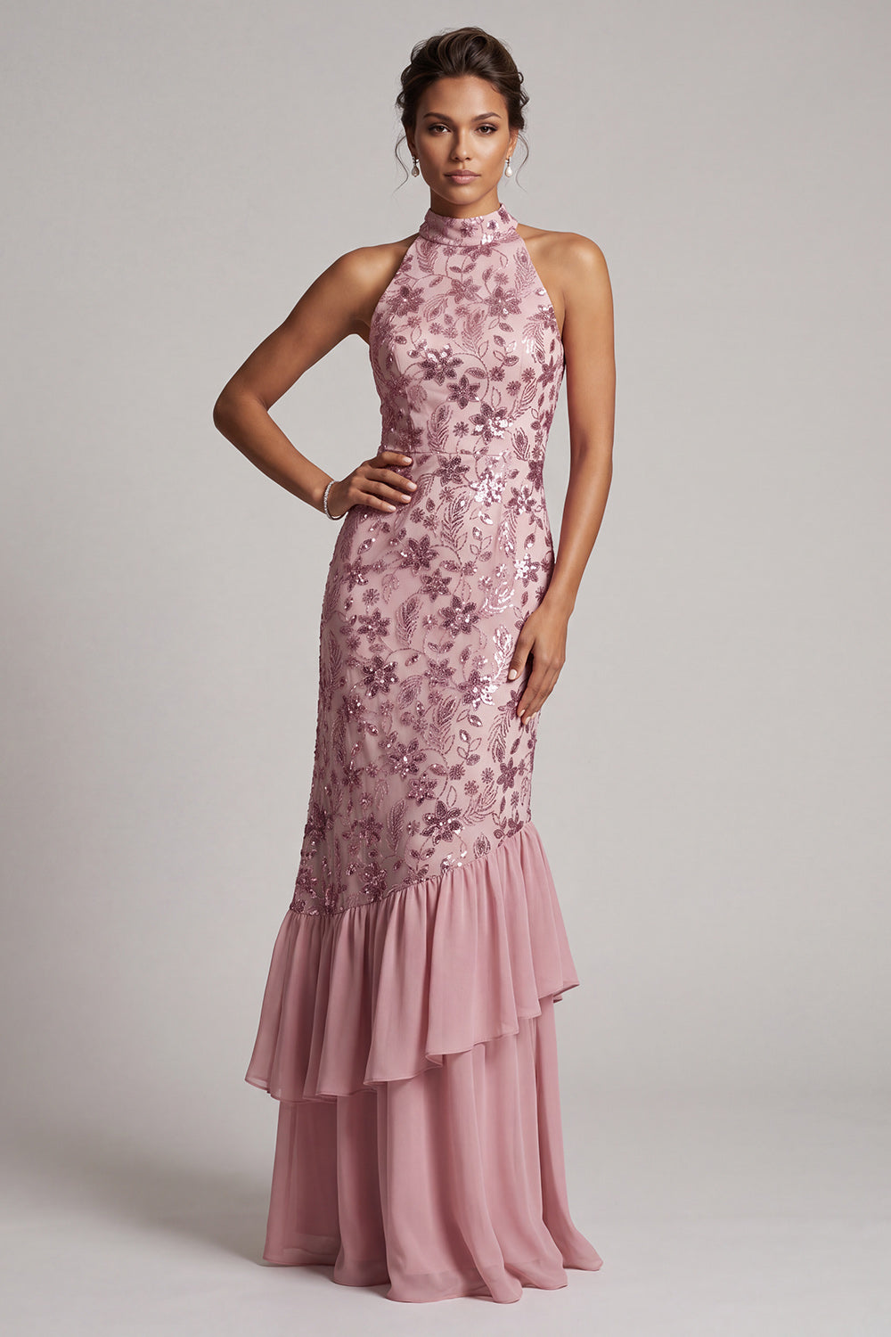 Vintage fioletowe, poziomowe cekiny z falbanami i długą suknią matki panny młodej z tyłu