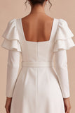 Biała sukienka z długim dekoltem i paskiem w kształcie kroju A z literatem