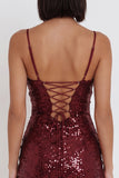 Bordowa sukienka koktajlowa z cekinami na bodycon i ramiączka spaghetti