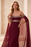 Bordowa syrena z odsłoniętą peleryną z długą elegancją i cekinami