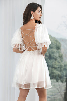 Tiulowa plisowana mała biała sukienka ze sznurowanymi plecami