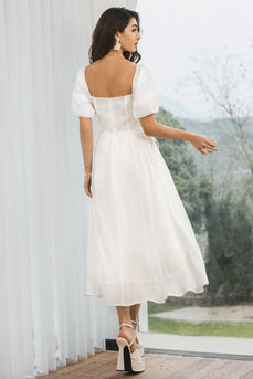 Plisowana mała biała sukienka z bufiastymi rękawami