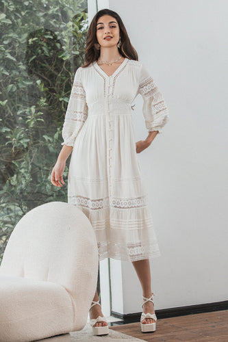 Koronkowa mała biała sukienka o długości herbaty z długimi rękawami