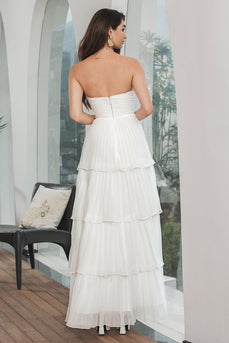 Prosta biała plisowana warstwowa sukienka zaręczynowa
