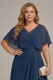 Granatowa sukienka matki panny młodej z szyfonem w rozmiarze plus size z falbanami