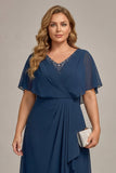 Granatowa sukienka matki panny młodej z szyfonem w rozmiarze plus size z falbanami
