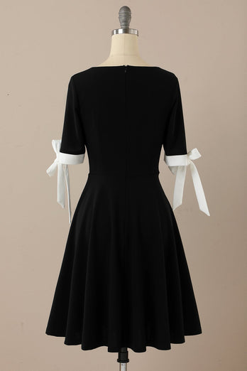 Czarna sukienka swingowa z lat 50.