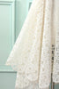 Załaduj obraz do przeglądarki galerii, Biała Asymetryczna Sukienka z Koronką