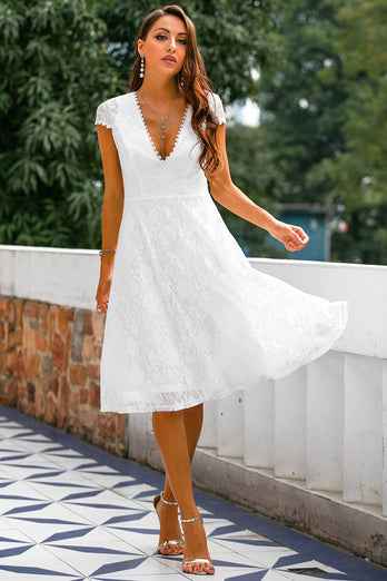 Biała koronkowa sukienka z otwartym tyłem