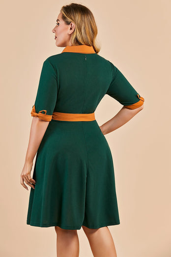 Zielona sukienka swingowa z dekoltem w serek