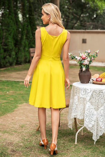 Żółta sukienka bez rękawów z dekoltem w serek z 1950 roku