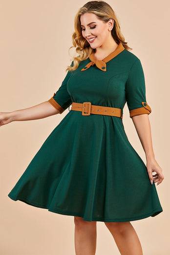 Zielona sukienka swingowa z dekoltem w serek