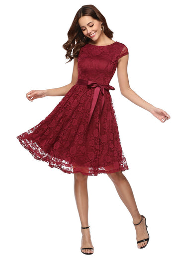 Ciemnoczerwona koronkowa sukienka z paskiem