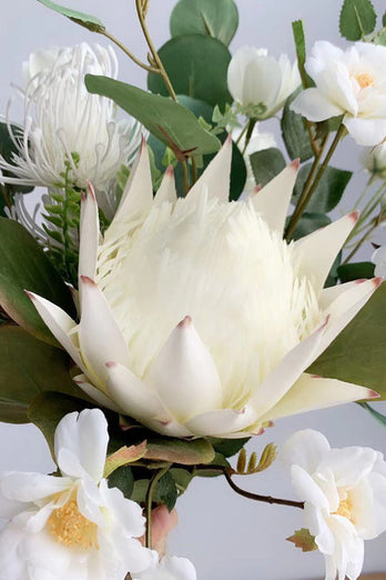 Mori White Hand Holding Bukiet Kwiatów