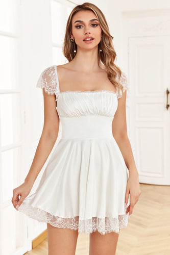 Biała Sukienka Z Kwadratowym Dekoltem Z Koronką