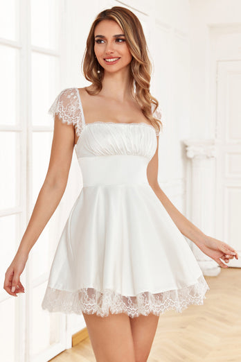 Biała Sukienka Z Kwadratowym Dekoltem Z Koronką