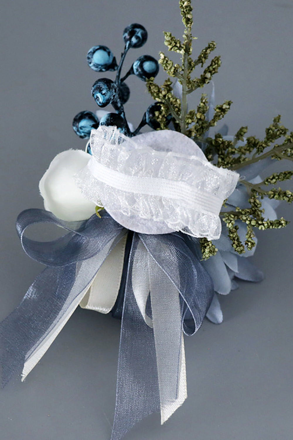 Szaro-niebieski stanik na nadgarstek i męski zestaw butonierek na bal weselny