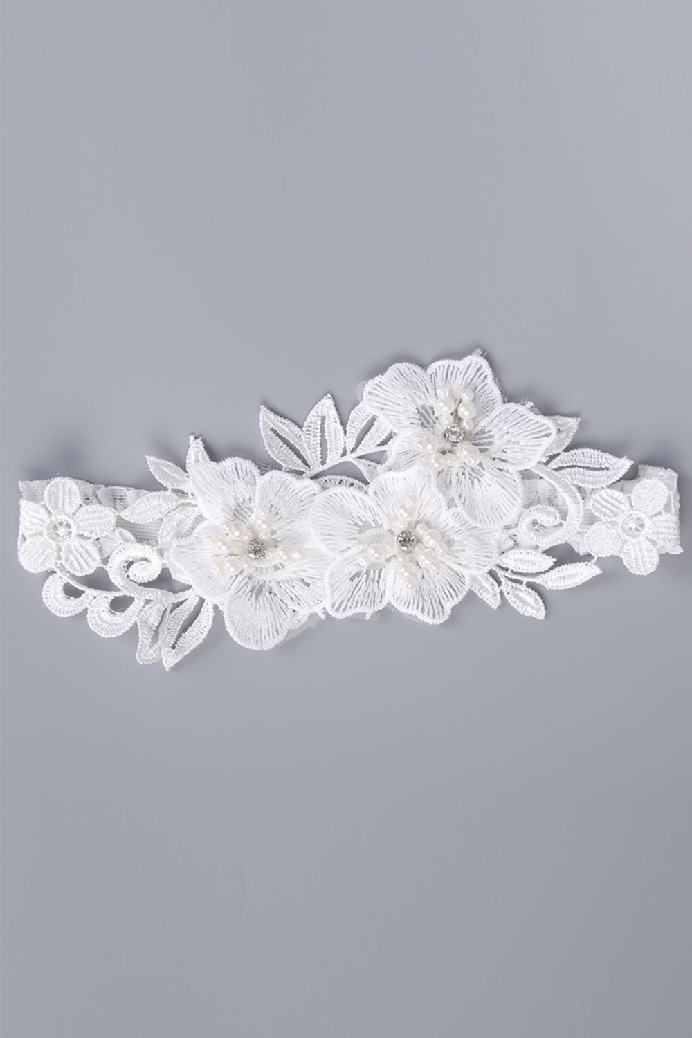 Białe koronkowe kwiaty Koralikowa podwiązka ślubna