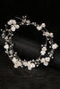 Załaduj obraz do przeglądarki galerii, Kwiatowa biała opaska do włosów ślubna z perłą