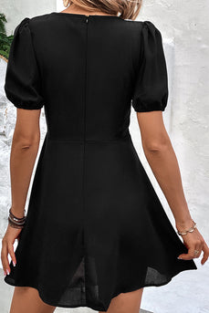 Czarna sukienka z krótkim rękawem z dekoltem w serek
