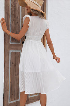 Białe trzepoczące rękawy V-Neck Midi Letnia sukienka z marszczeniami