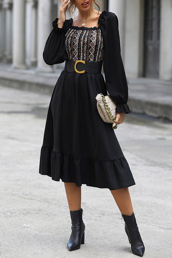 Czarna sukienka z długimi rękawami z długimi rękawami i paskiem