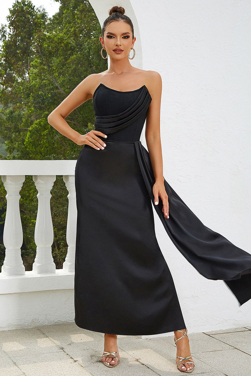 Czarna długa sukienka koktajlowa bez ramiączek z trenem i rozcięciem