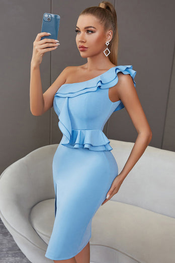 Jedna niebieska obcisła sukienka koktajlowa na ramię z plisowaną