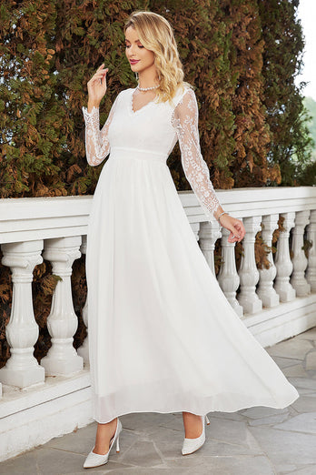 Biała szyfonowa suknia ślubna z dekoltem w serek i długimi rękawami