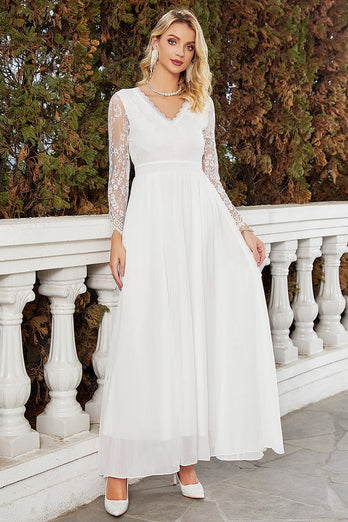 Biała szyfonowa suknia ślubna z dekoltem w serek i długimi rękawami