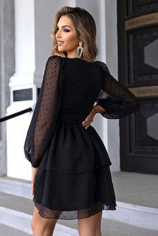 Czarna sukienka koktajlowa z dekoltem w serek i długimi rękawami
