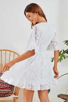 Biała sukienka na co dzień z dekoltem w serek i krótkim rękawem