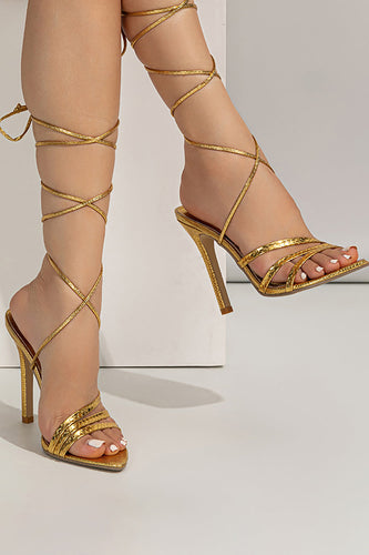 Złote sandały na szpilce ze sznurowanymi palcami