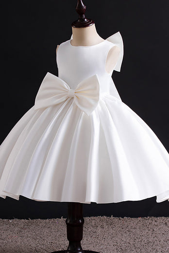 Biała plisowana satynowa sukienka dla dziewczynki z kokardą