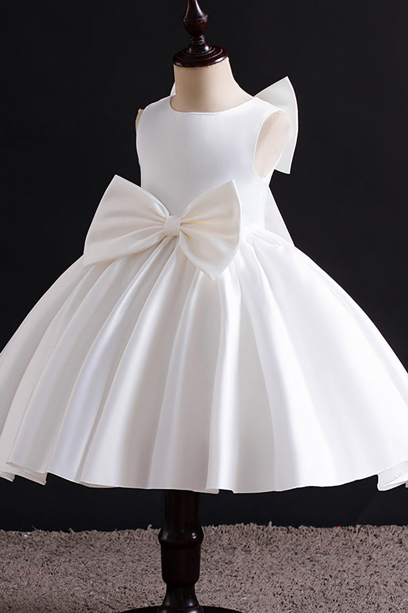 Załaduj obraz do przeglądarki galerii, Biała plisowana satynowa sukienka dla dziewczynki z kokardą