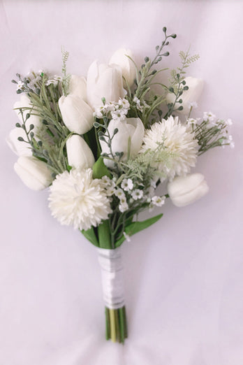 Biały bukiet kwiatów lilii druhny
