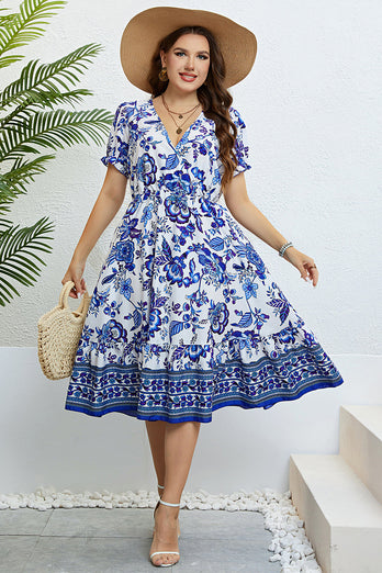 Niebieska letnia sukienka z dekoltem w serek plus size z krótkim rękawem
