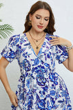 Niebieska letnia sukienka z dekoltem w serek plus size z krótkim rękawem