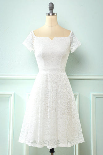 Biała sukienka na ramieniu z koronki