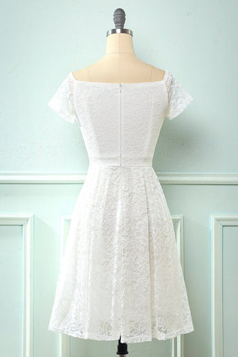 Biała sukienka na ramieniu z koronki